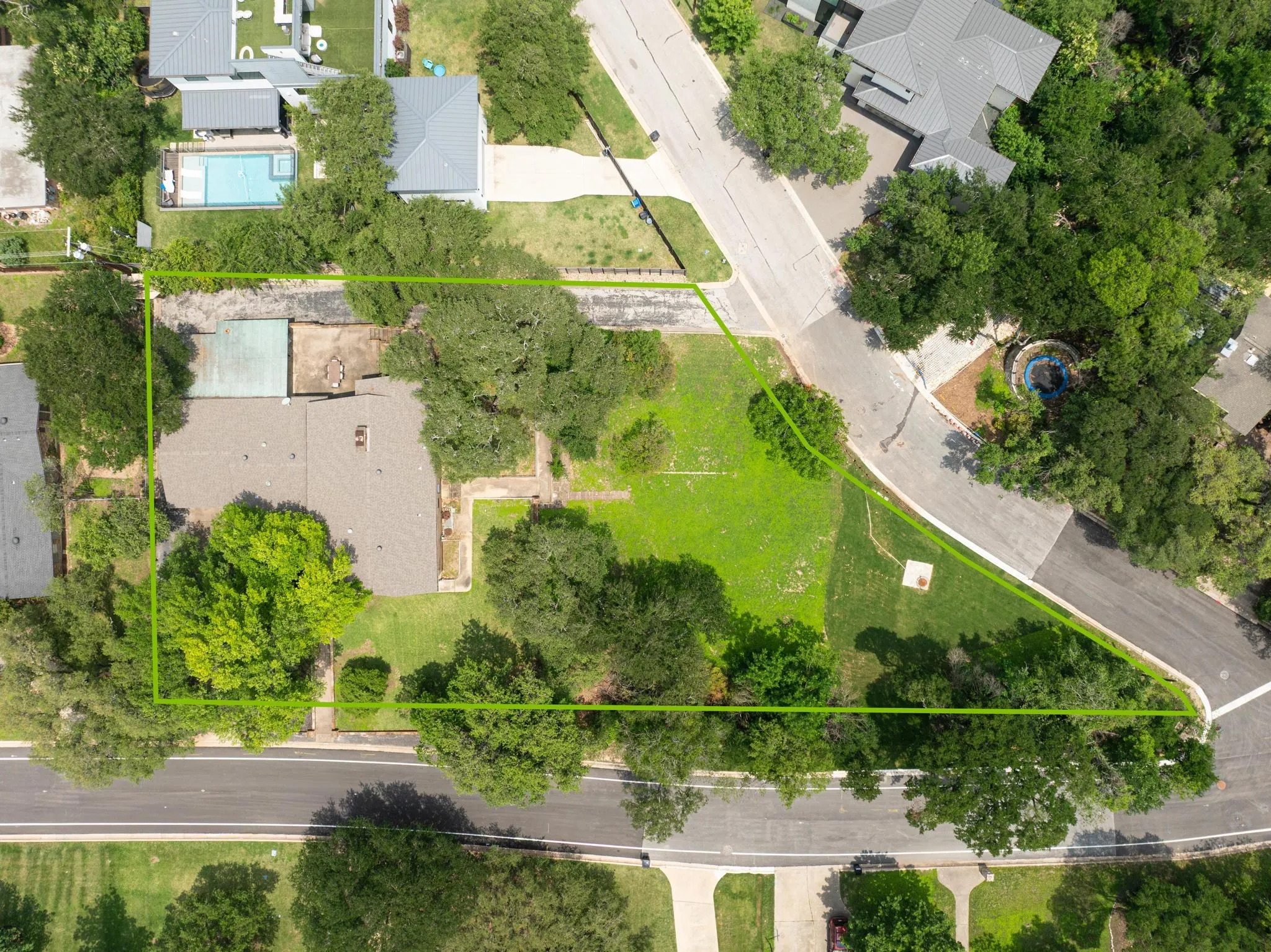 Photo 2 of 2805 HATLEY DR