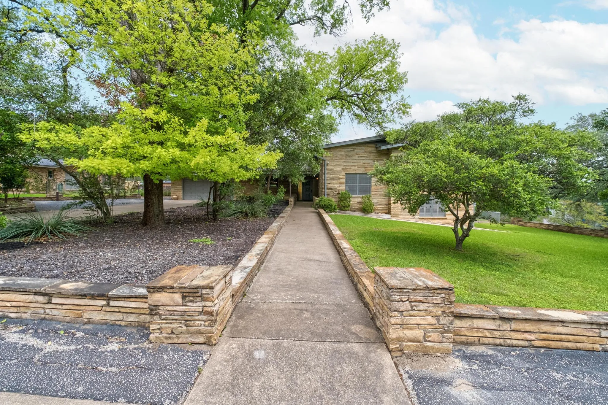 Photo 4 of 2805 HATLEY DR