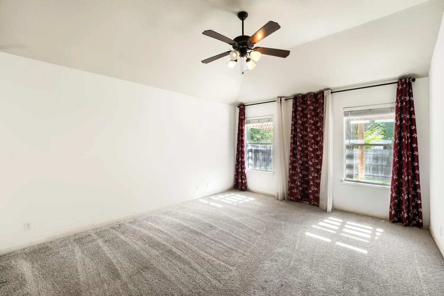 Photo 4 of 19009 LEIGH LN