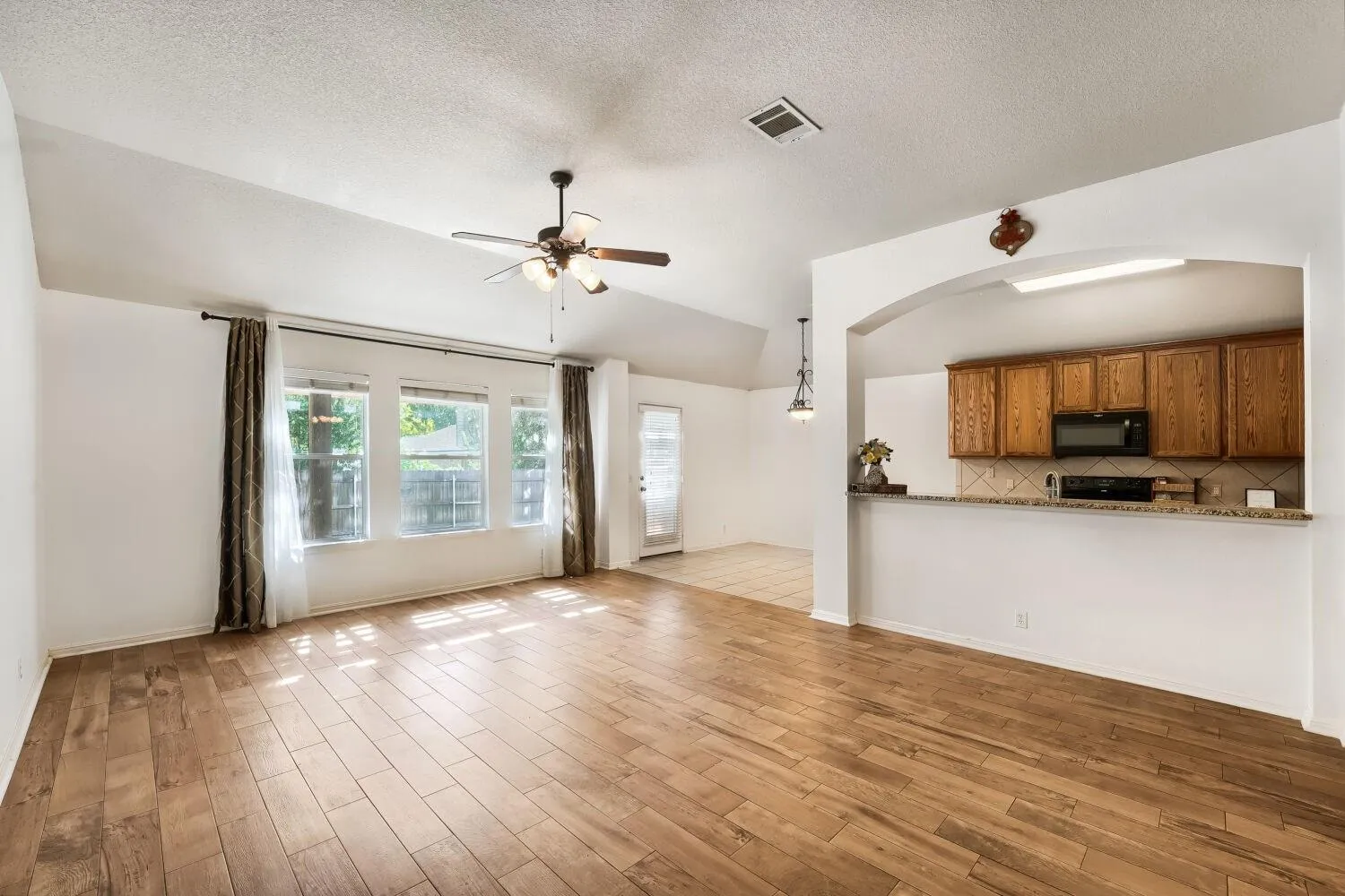 Photo 2 of 19009 LEIGH LN