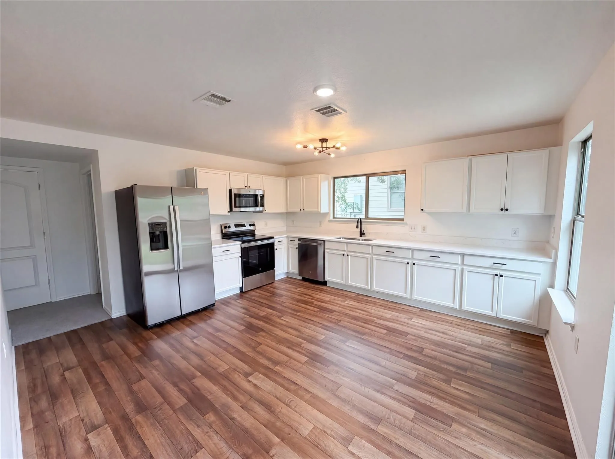 Photo 2 of 5406 S HEARSEY DR