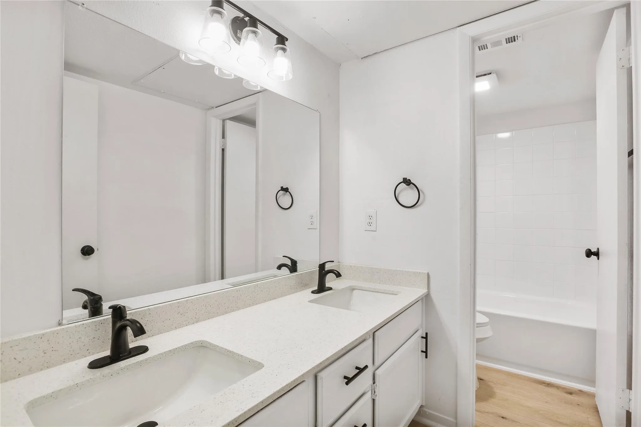 Photo 5 of 923 E 41ST ST #102