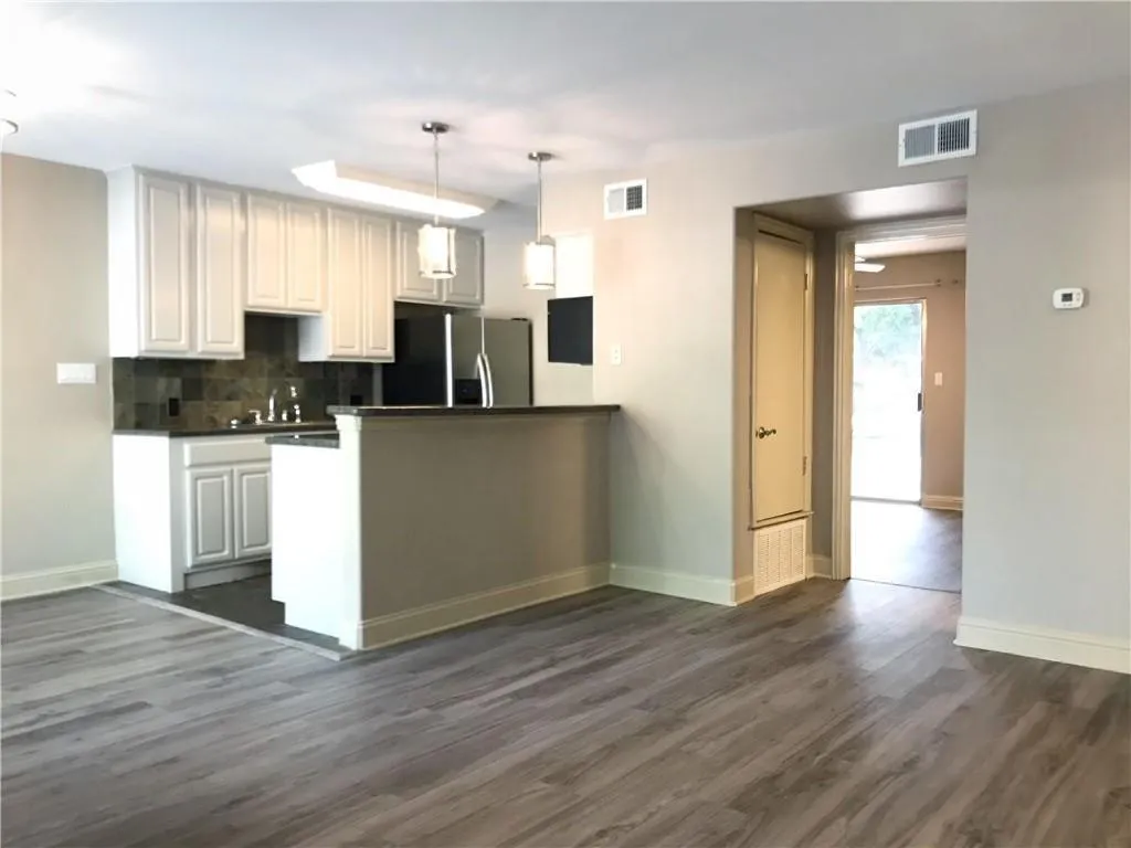 Photo 3 of 500 E RIVERSIDE DR #154