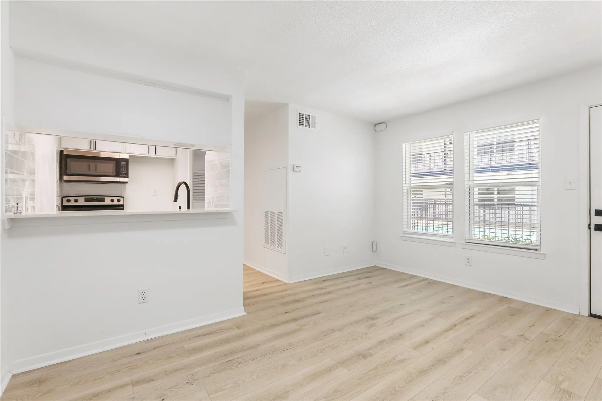 Photo 5 of 923 E 41ST ST #101