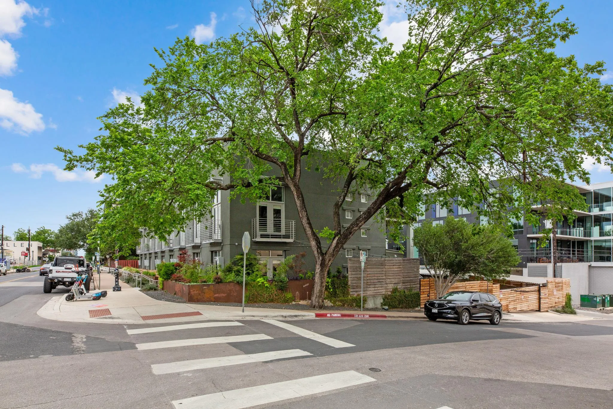 Photo 2 of 1305 E 6TH ST #13