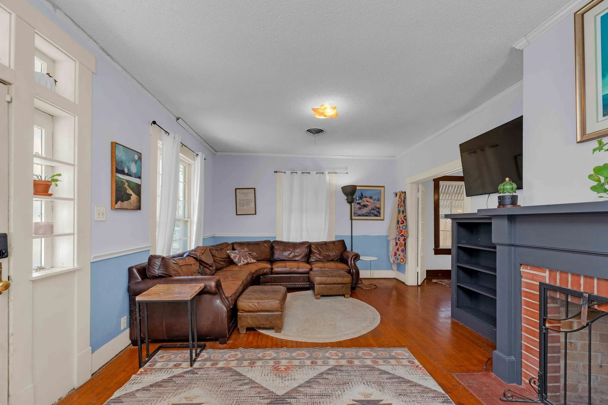 Photo 5 of 706 W 11TH ST