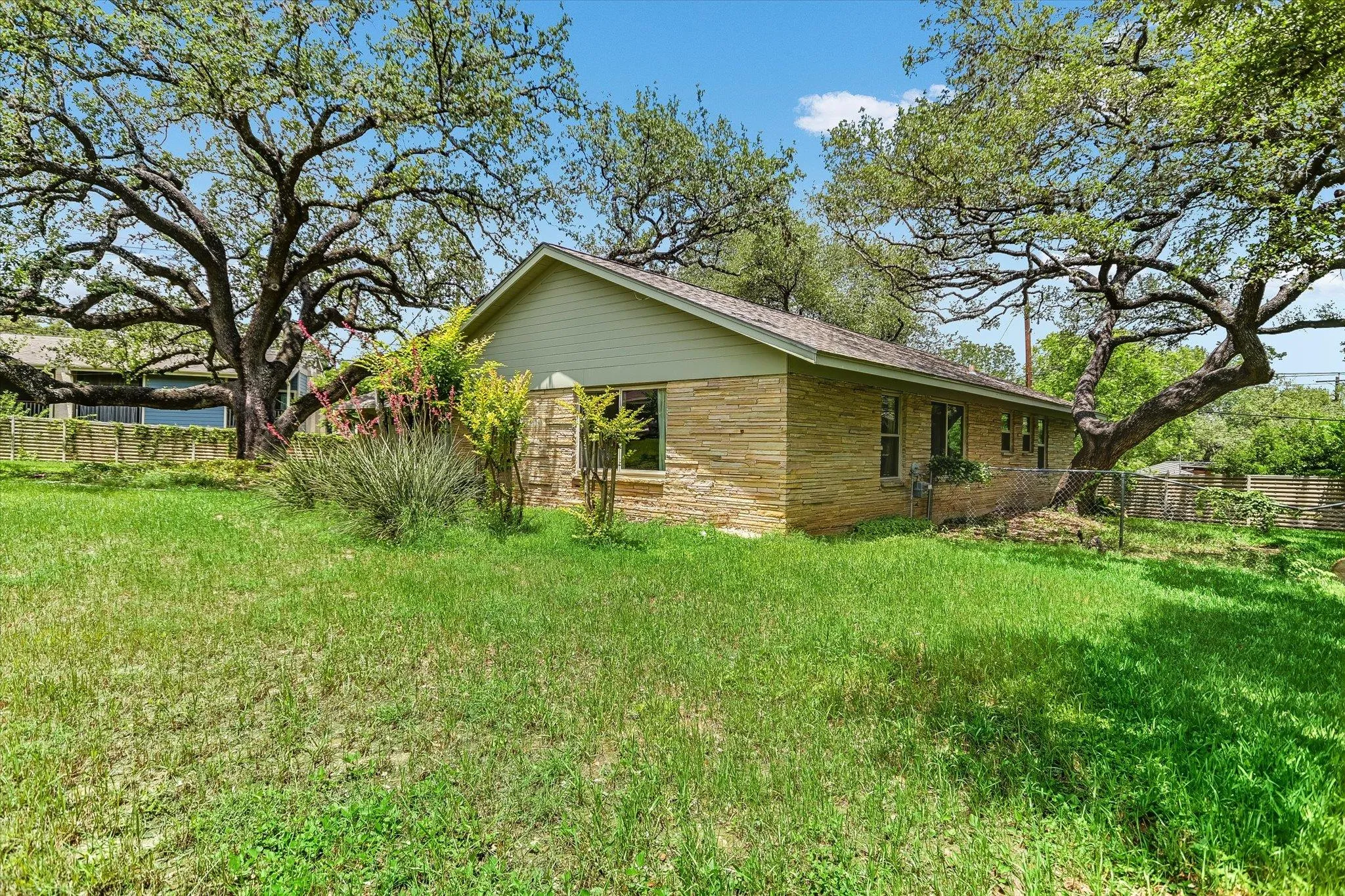 Photo 4 of 502 SUNSET CIR
