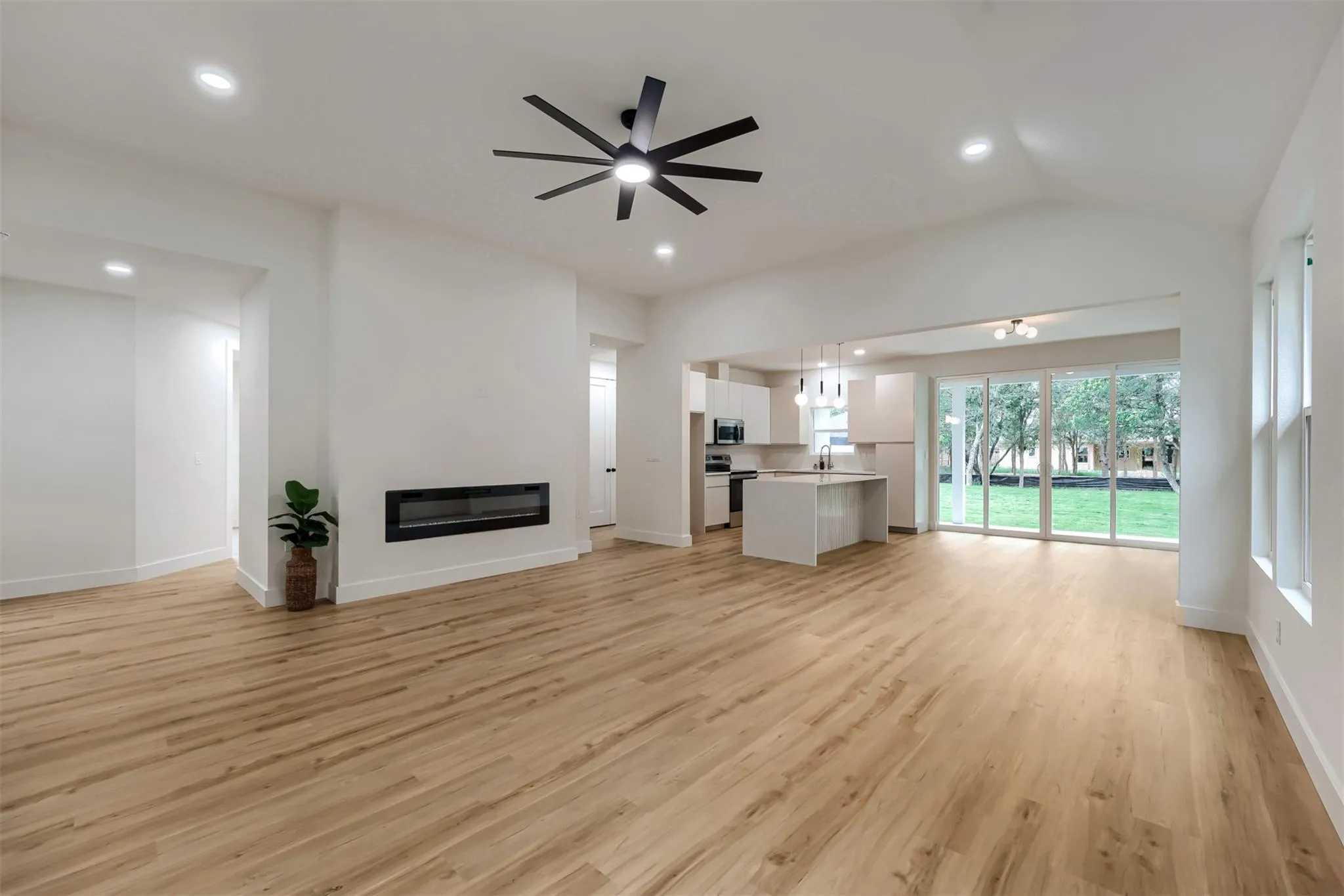 Photo 5 of 137 E PAUWELA LN