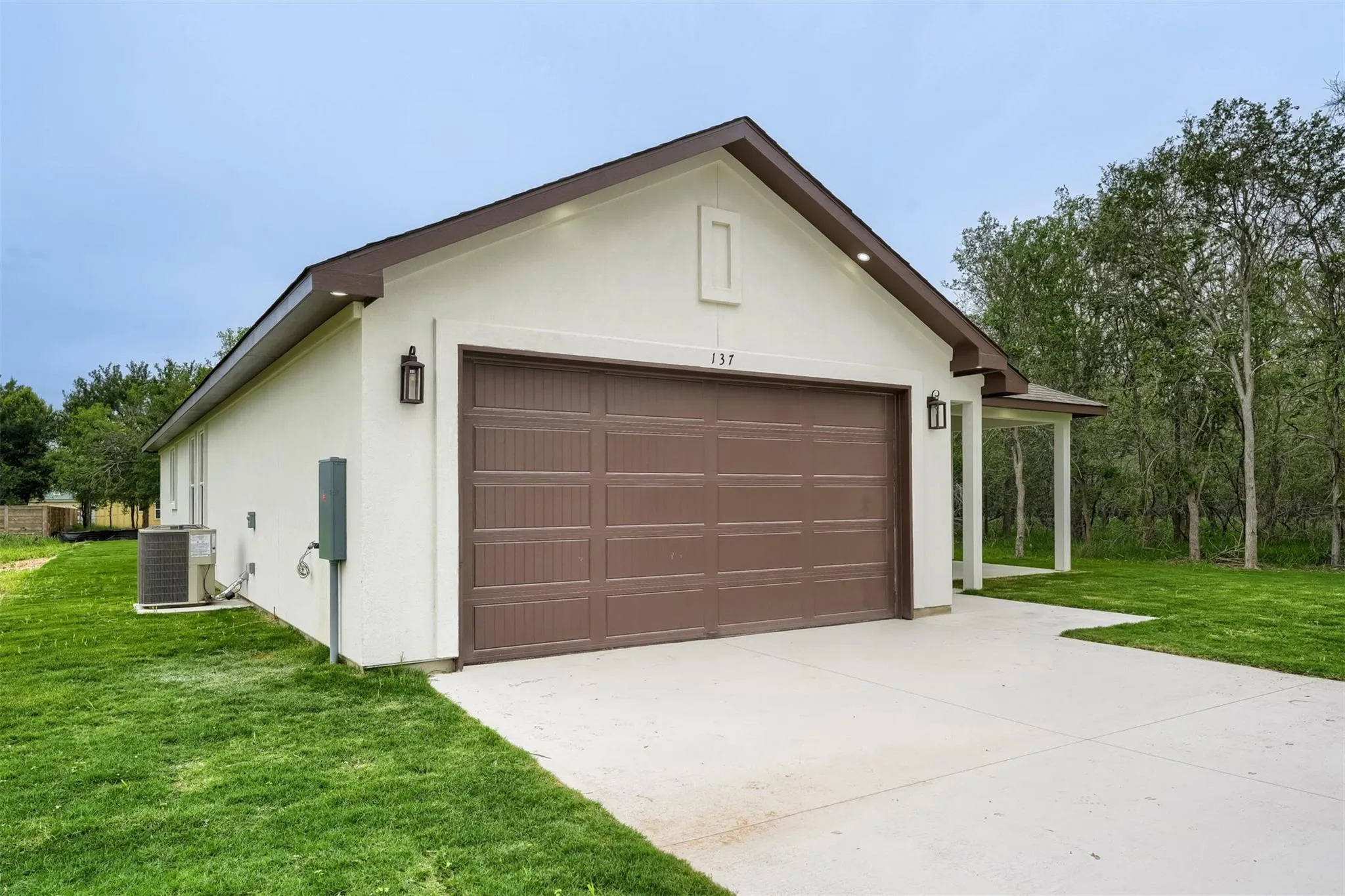 Photo 3 of 137 E PAUWELA LN
