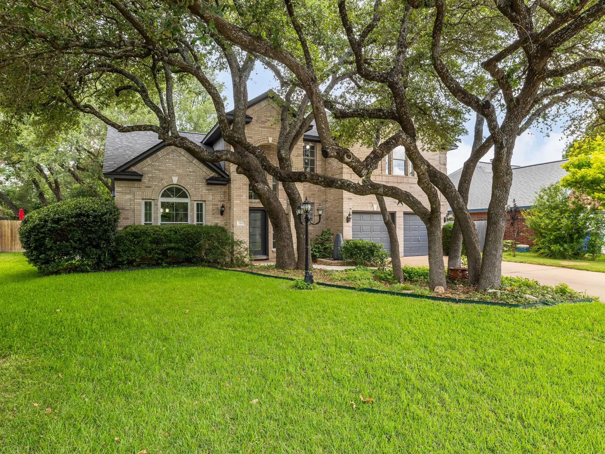 Photo 5 of 309 N KINGS CANYON DR