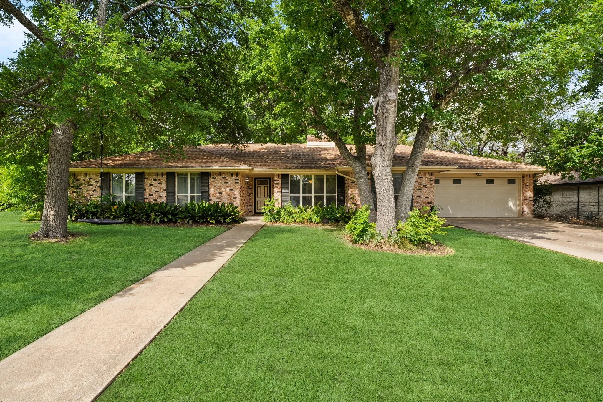 Photo 2 of 301 TALLWOOD DR