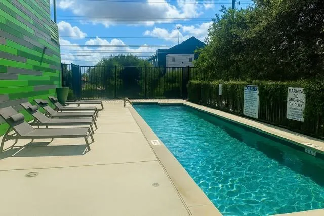 Photo 3 of 4004 BANISTER LN #303
