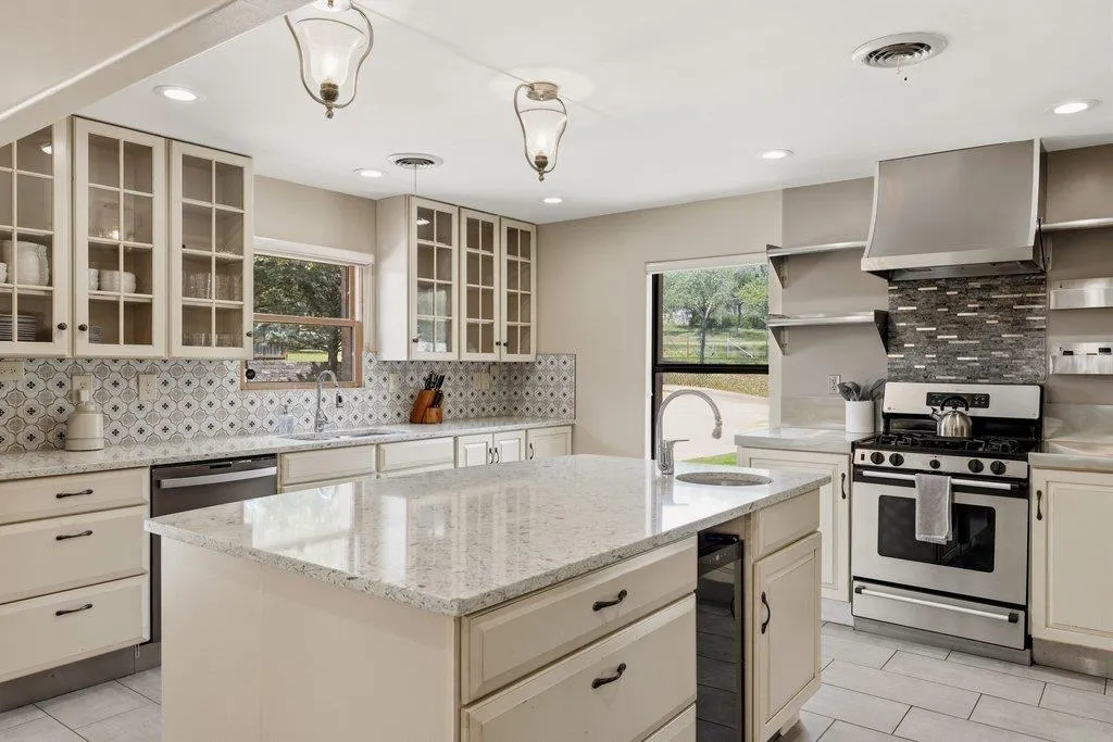 Photo 3 of 12135 FITZHUGH RD