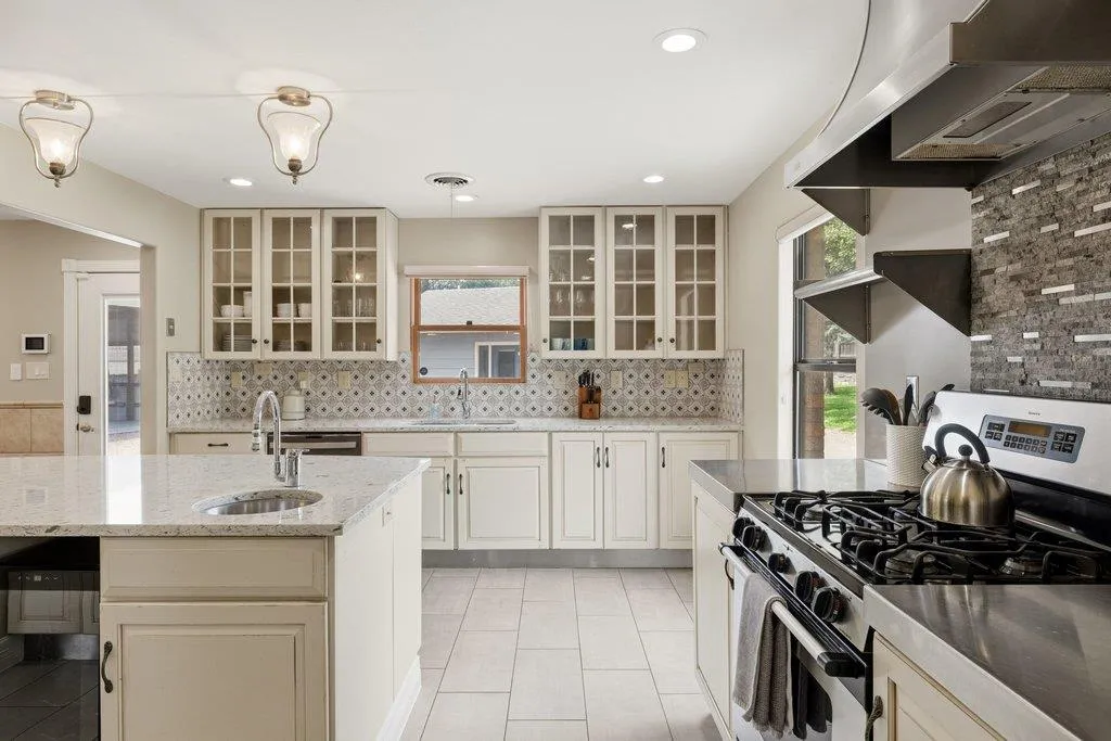 Photo 2 of 12135 FITZHUGH RD