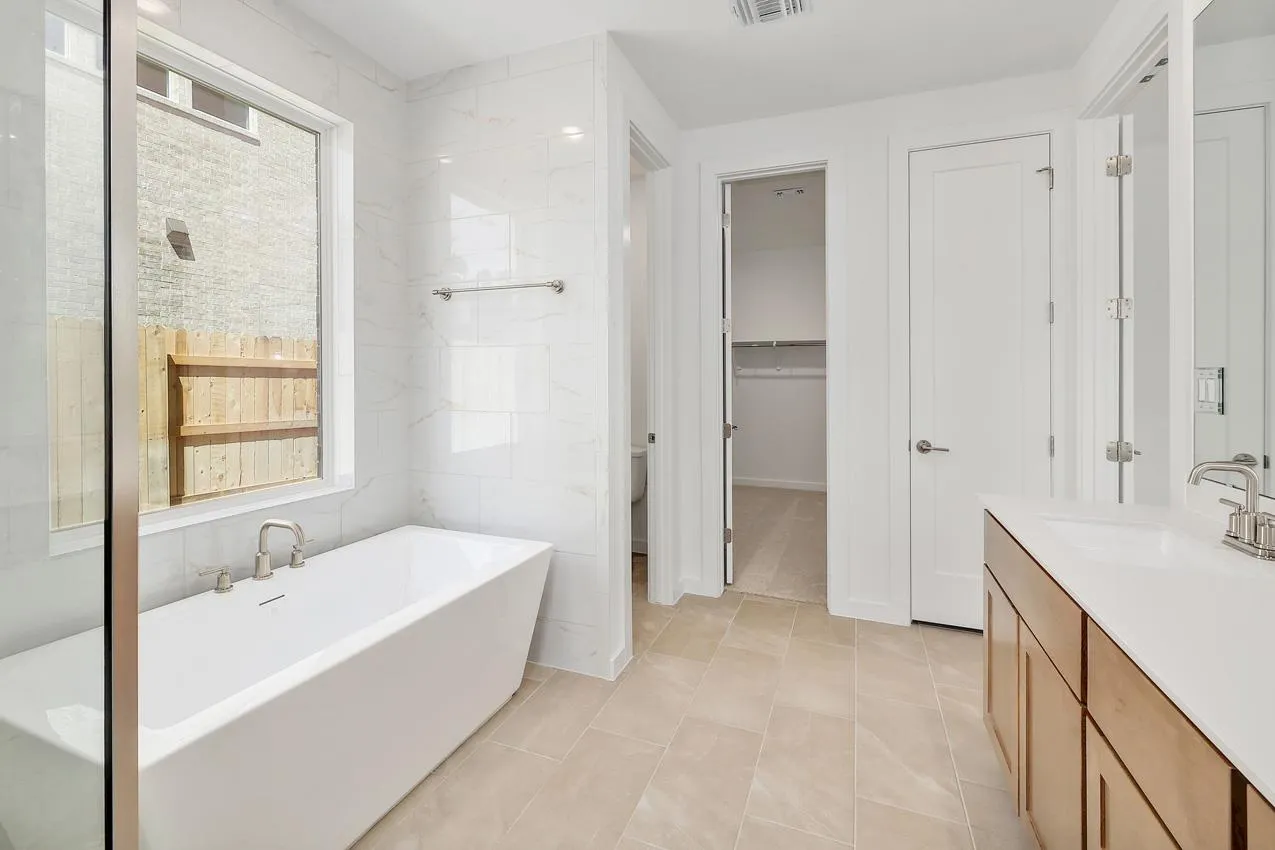 Photo 4 of 301 LUTTRELL LN