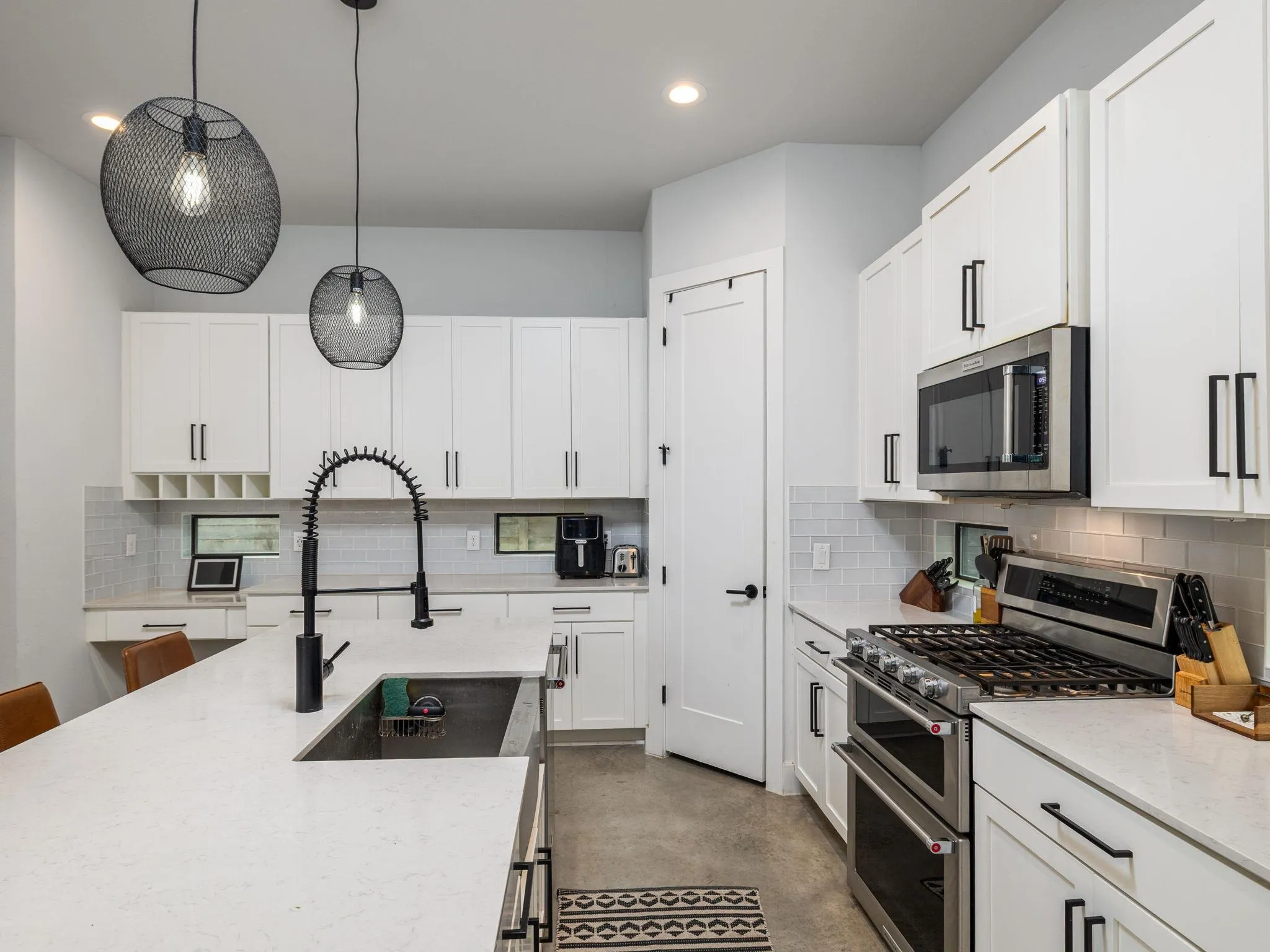 Photo 5 of 2909 E 3RD ST #2