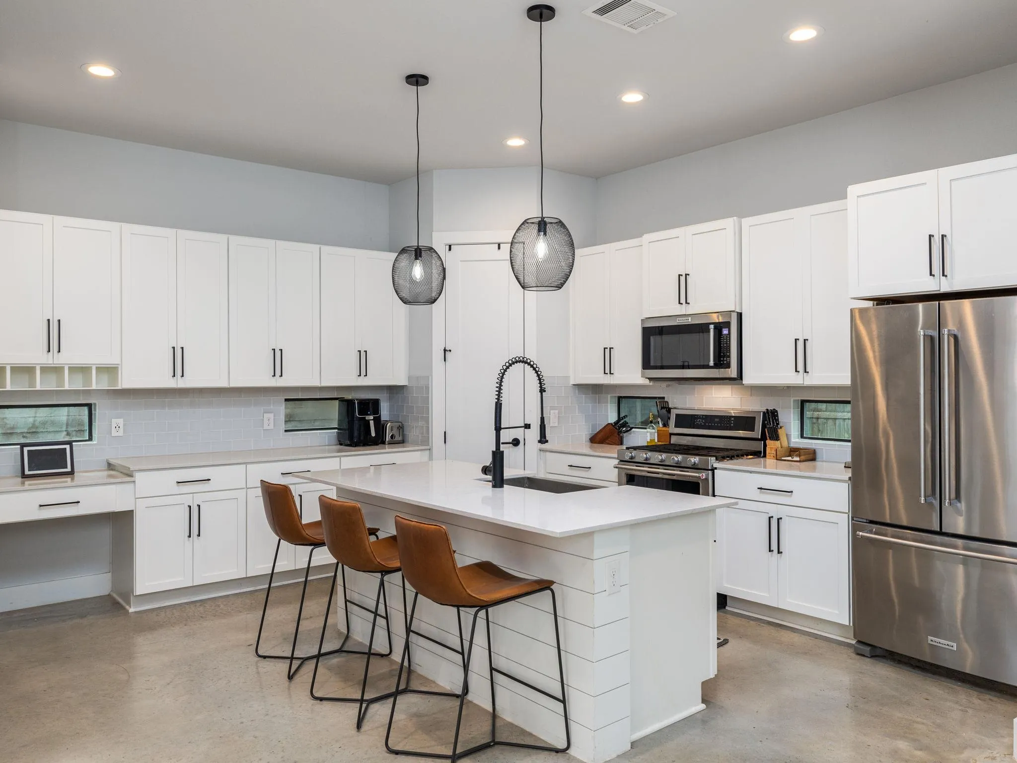 Photo 4 of 2909 E 3RD ST #2