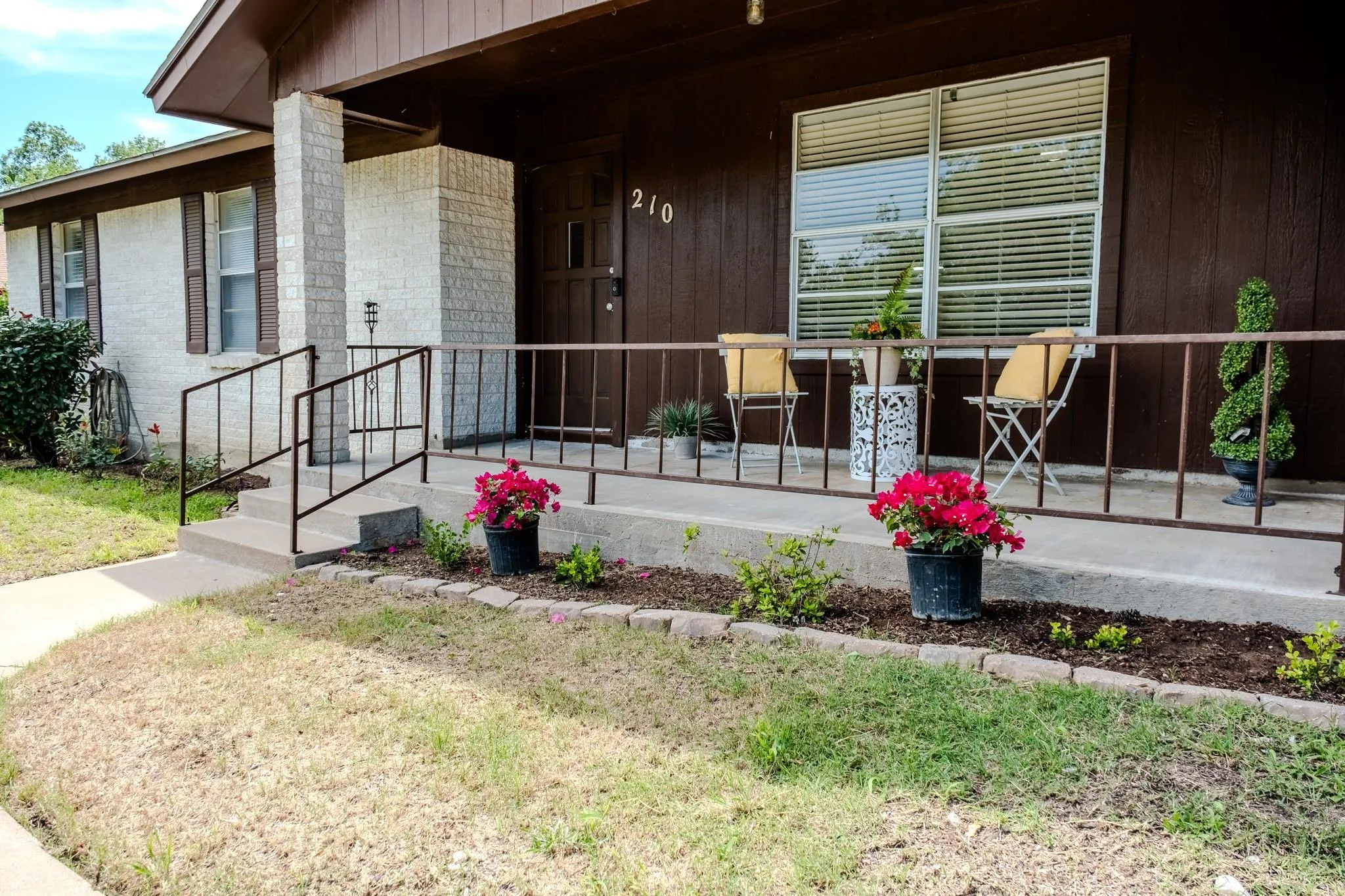 Photo 3 of 210 LOESCH DR