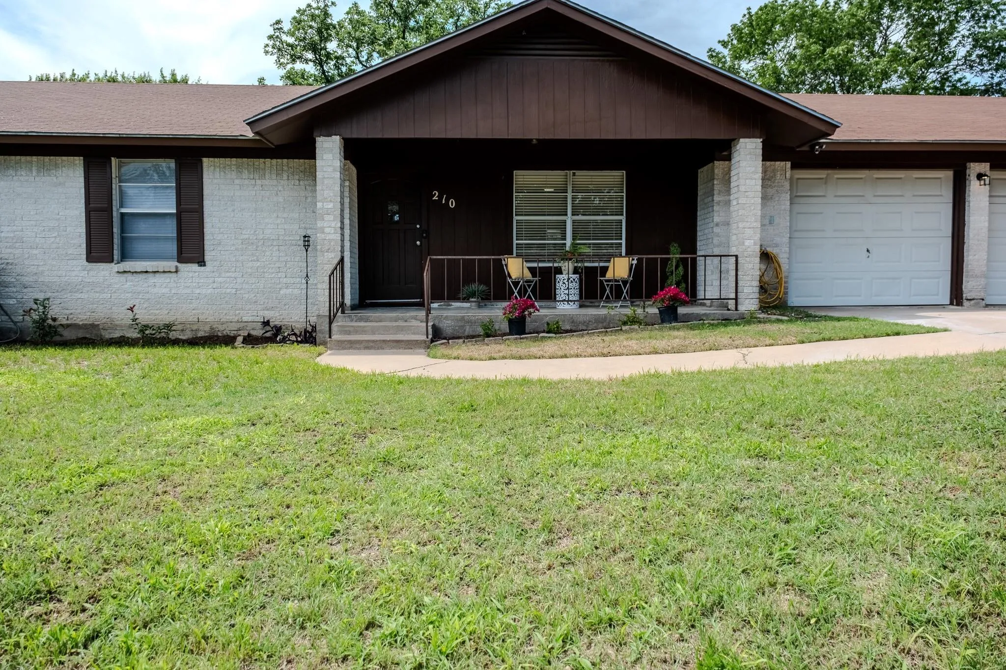 Photo of 210 LOESCH DR, Elgin, TX, 78621