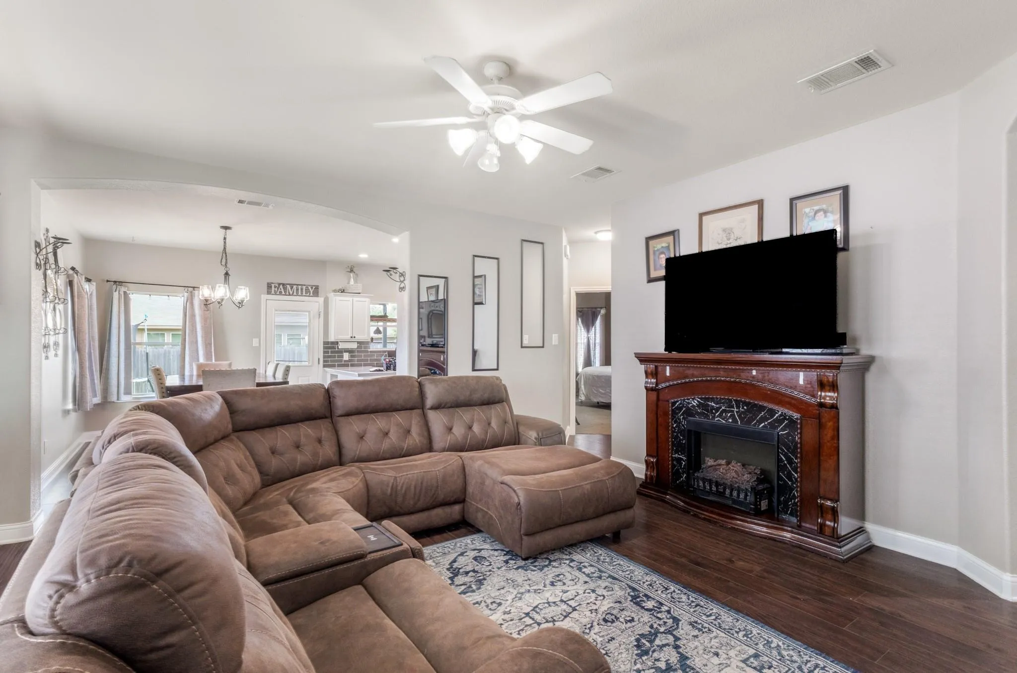 Photo 3 of 1015 HONDO LN