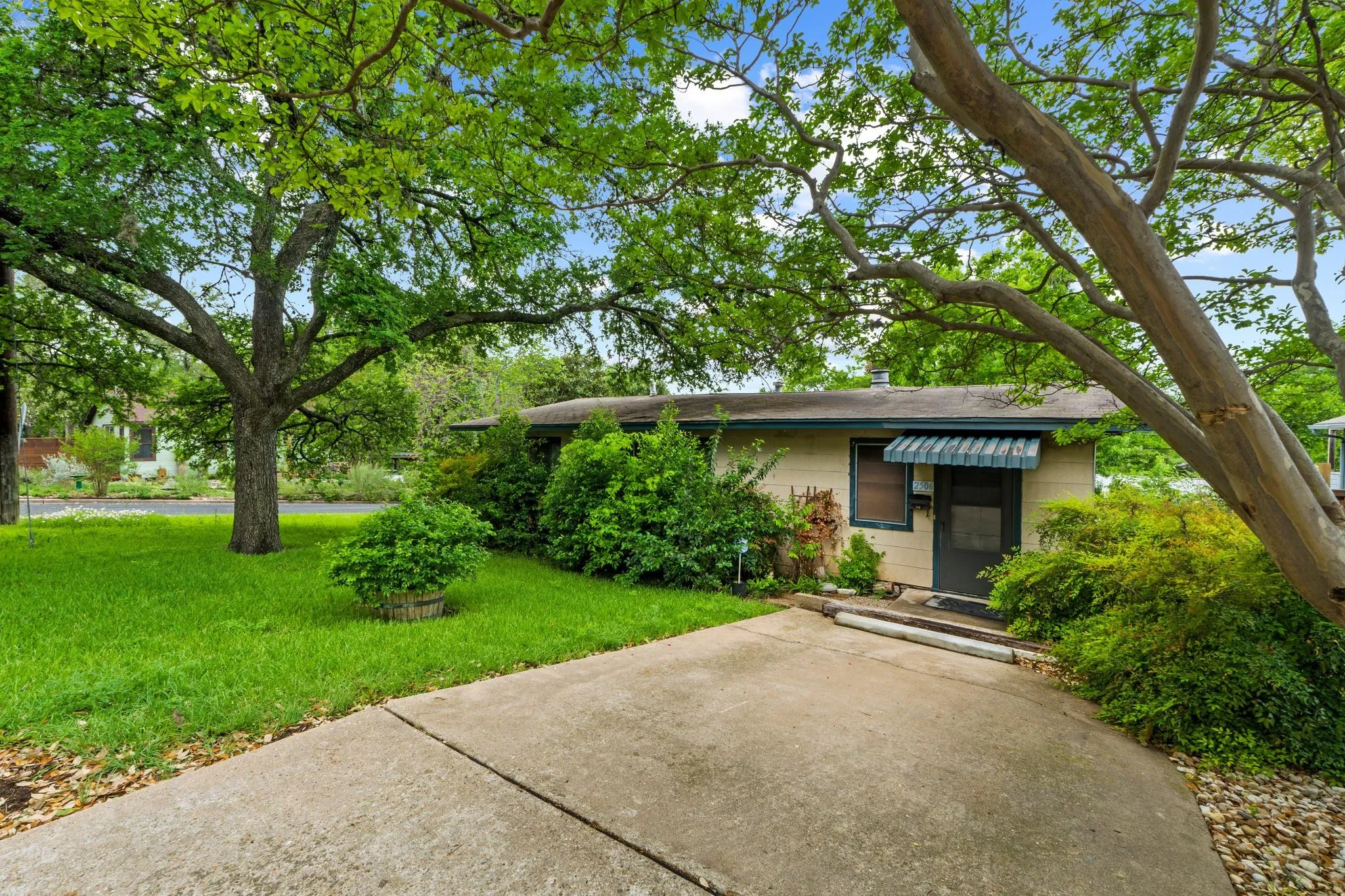Photo 3 of 2506 RAE DELL AVE