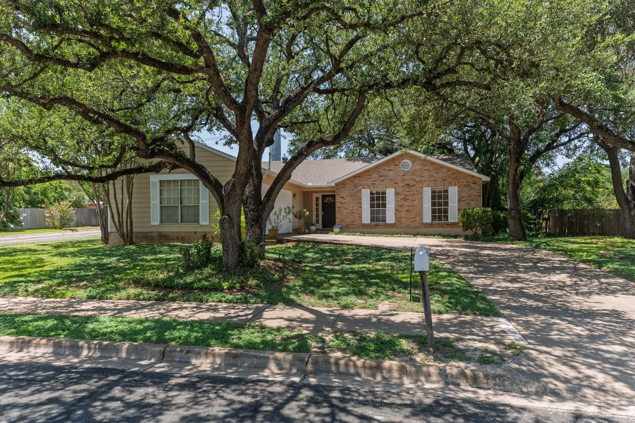 Photo of 1015 HUNTRIDGE DR, Austin, TX, 78758