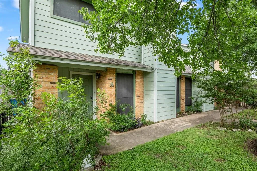 Photo 3 of 3222 TAMARRON BLVD #A&B