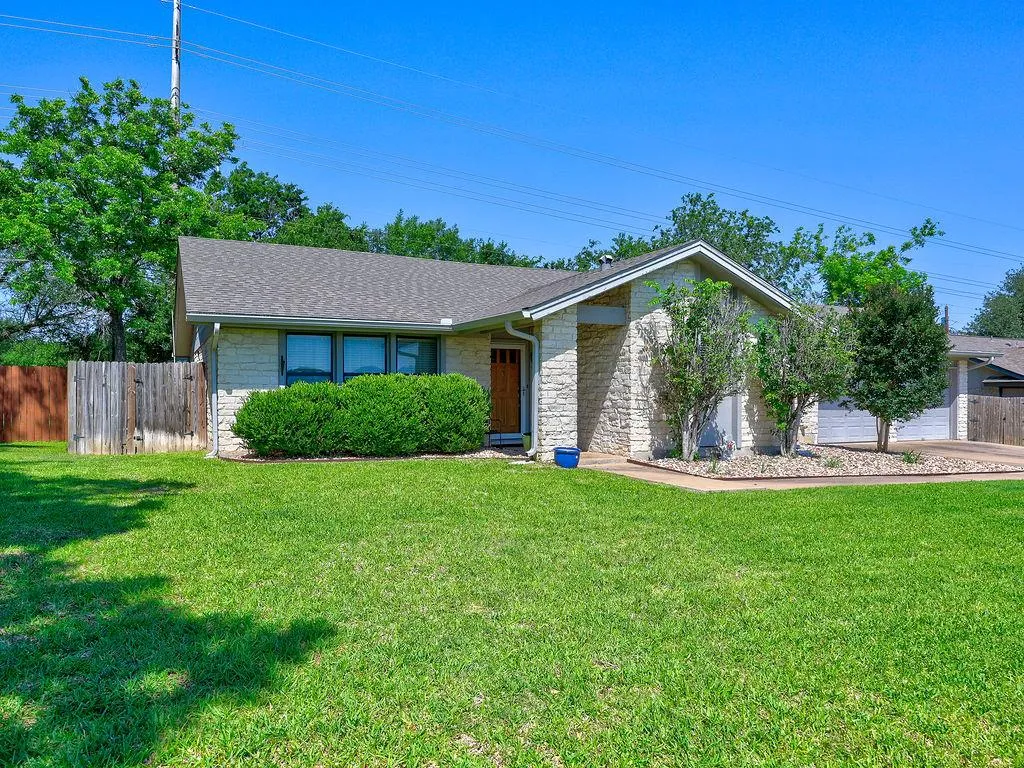Photo 5 of 1002 DEEP WOOD DR