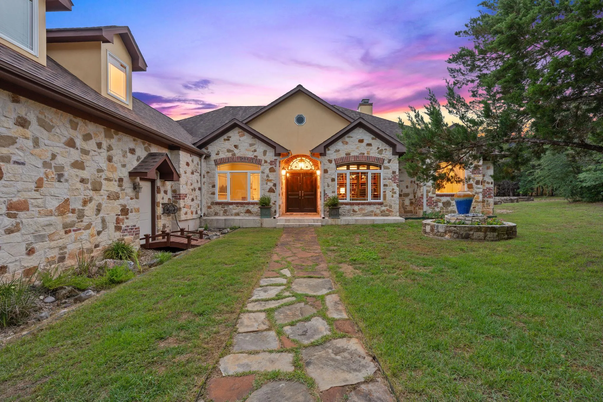 Photo of 8121 BLUFF TRL, Austin, TX, 78737