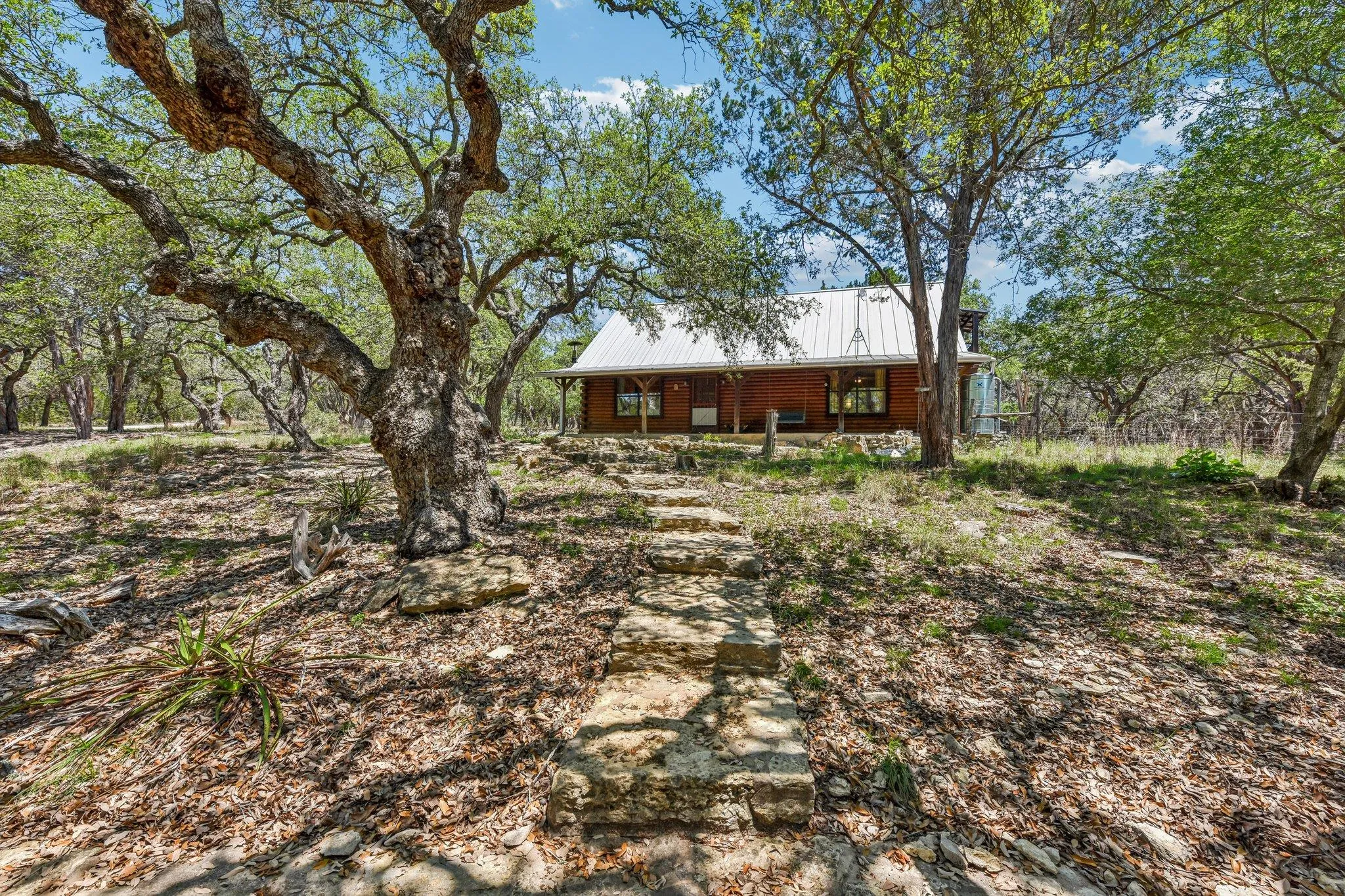 Photo 2 of 501 OAK KNOB DR