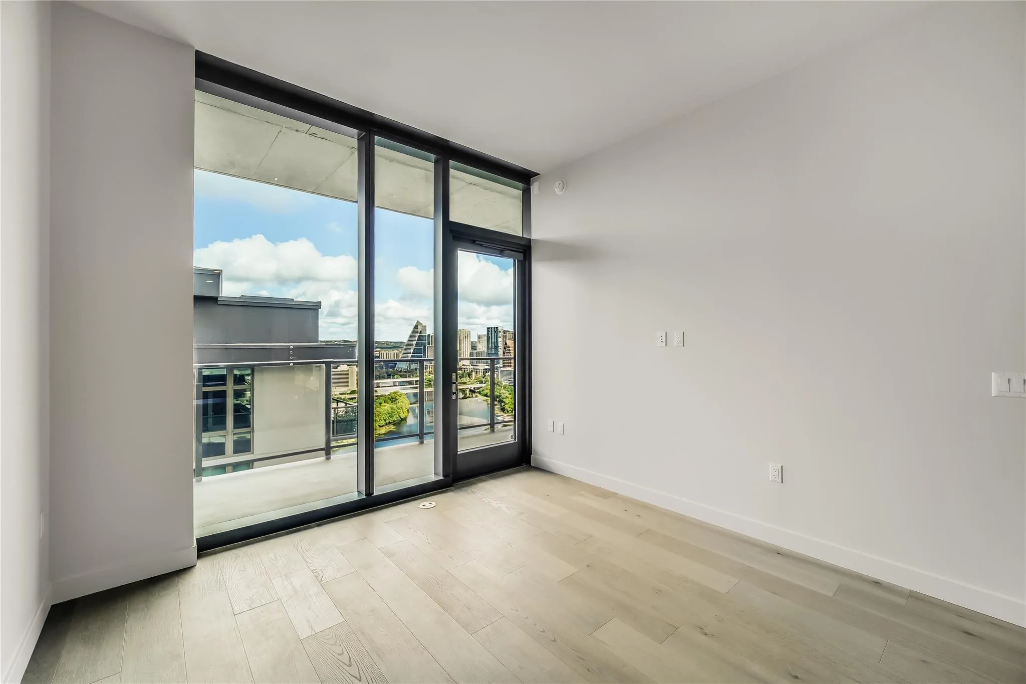 Photo 2 of 44 EAST AVE #2903