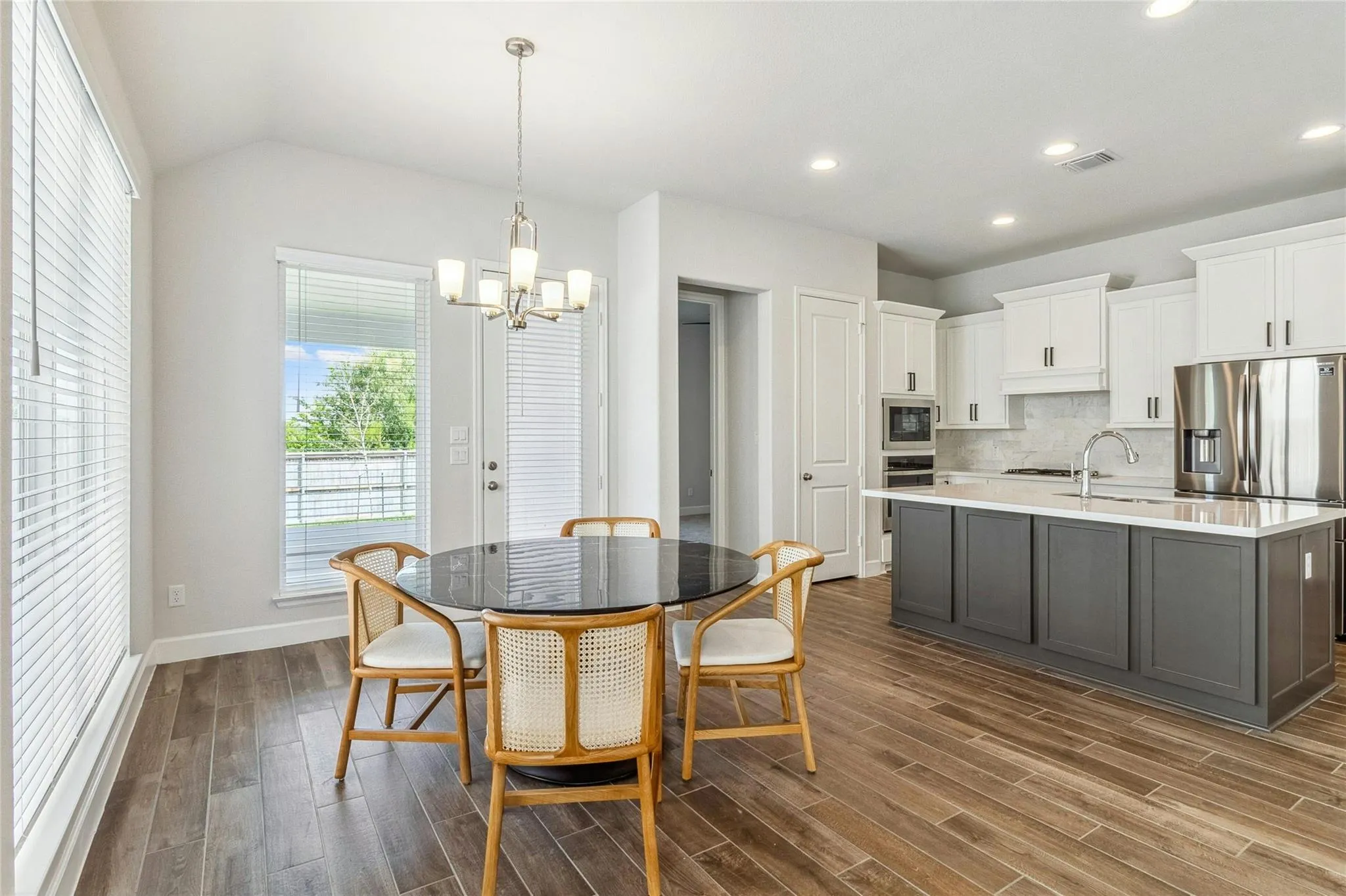 Photo 4 of 1117 BLUE OAK BLVD