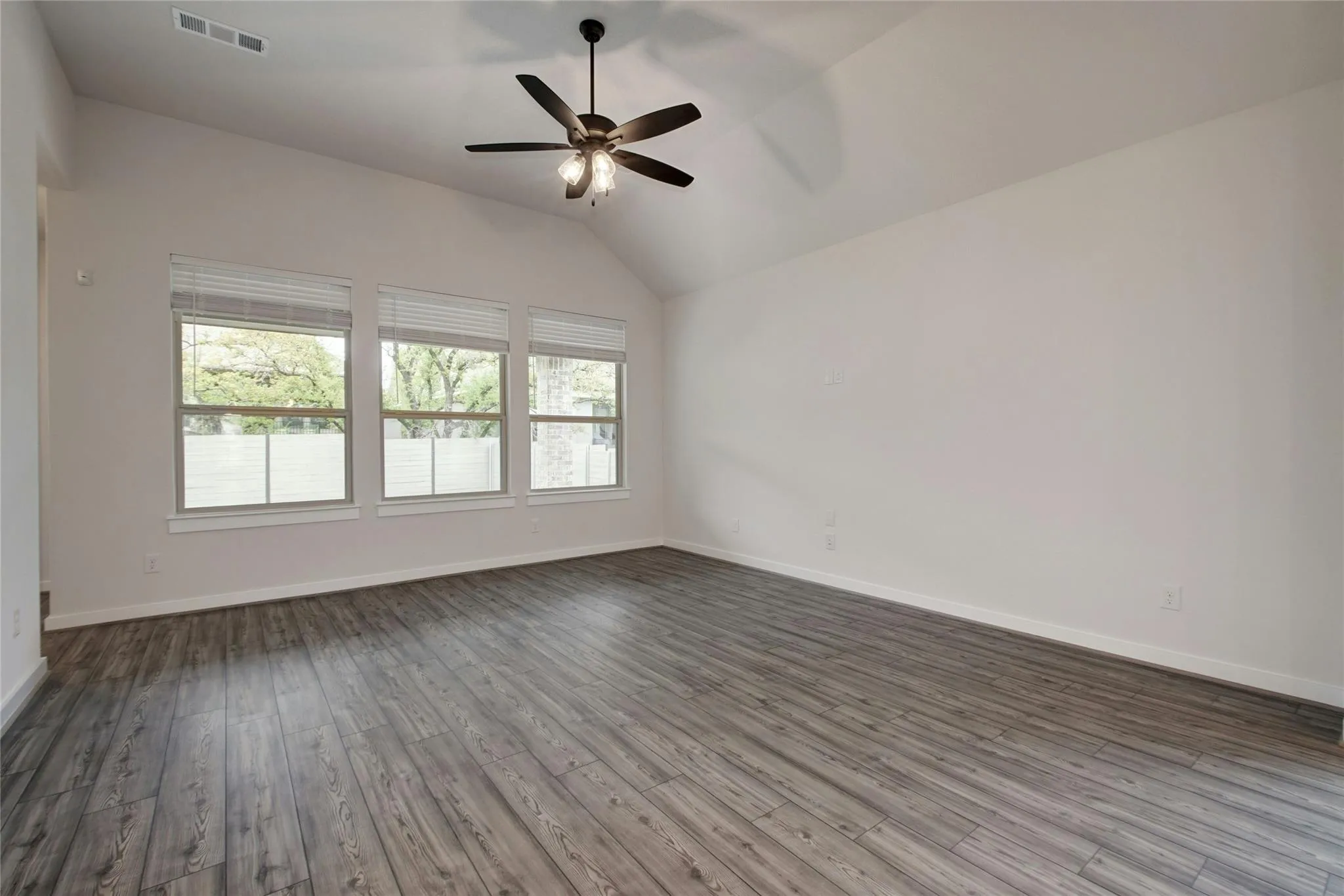 Photo 4 of 633 PECAN BOTTOM TRL