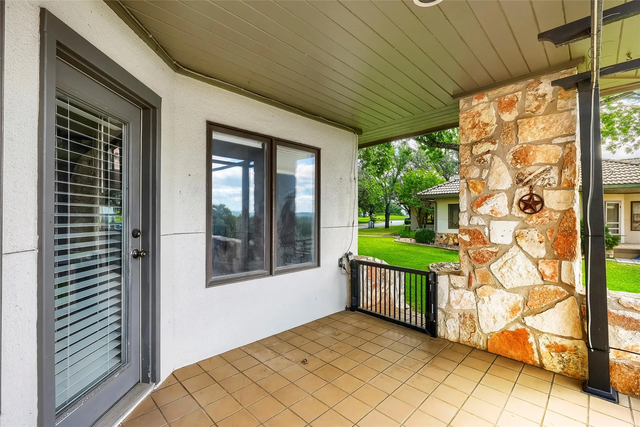 Photo 4 of 1607 CLUBHOUSE HILL DR