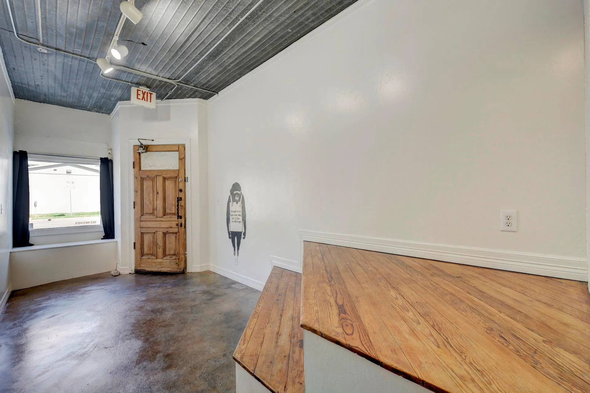 Photo 2 of 503 NECHES ST