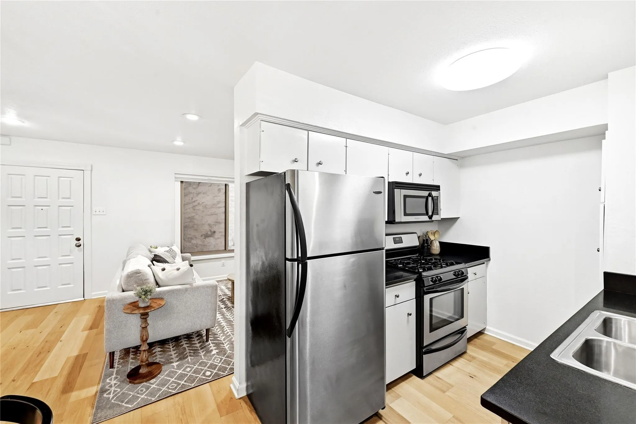 Photo 4 of 505 W 7TH ST #113