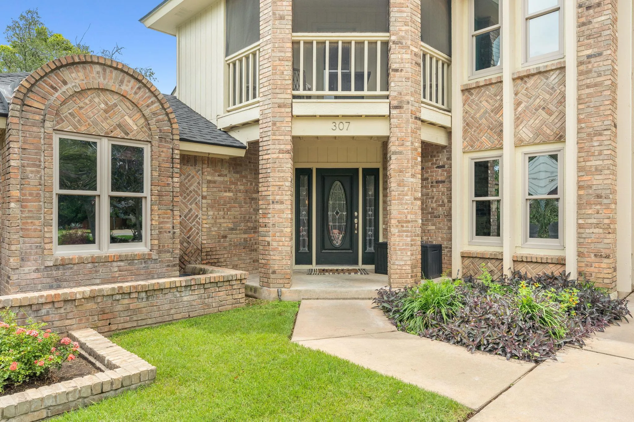 Photo 2 of 307 S RIDGE CIR