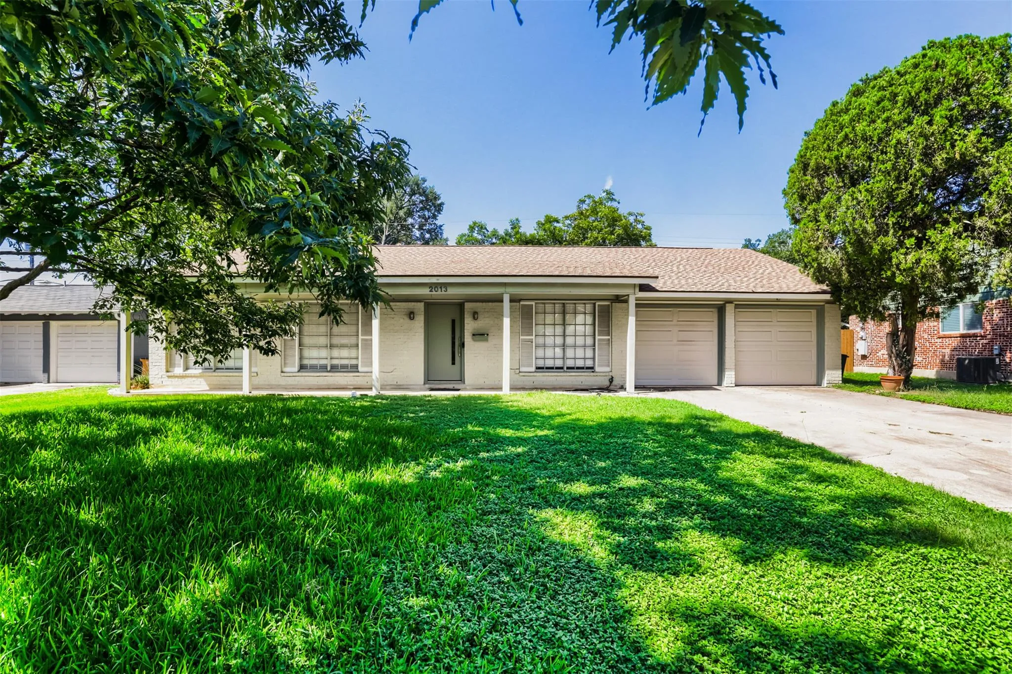 Photo 2 of 2013 SOUTHERN OAKS DR