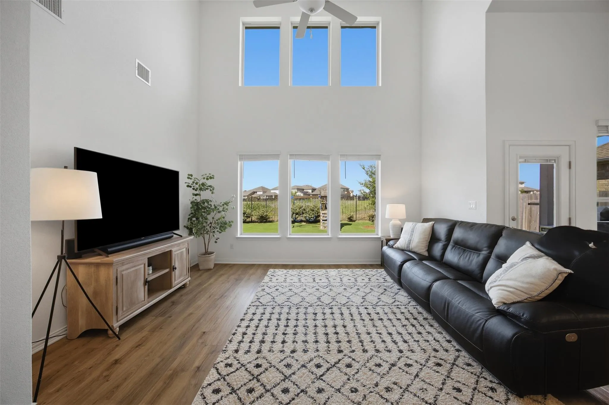 Photo 5 of 18012 CLAIRESS LN
