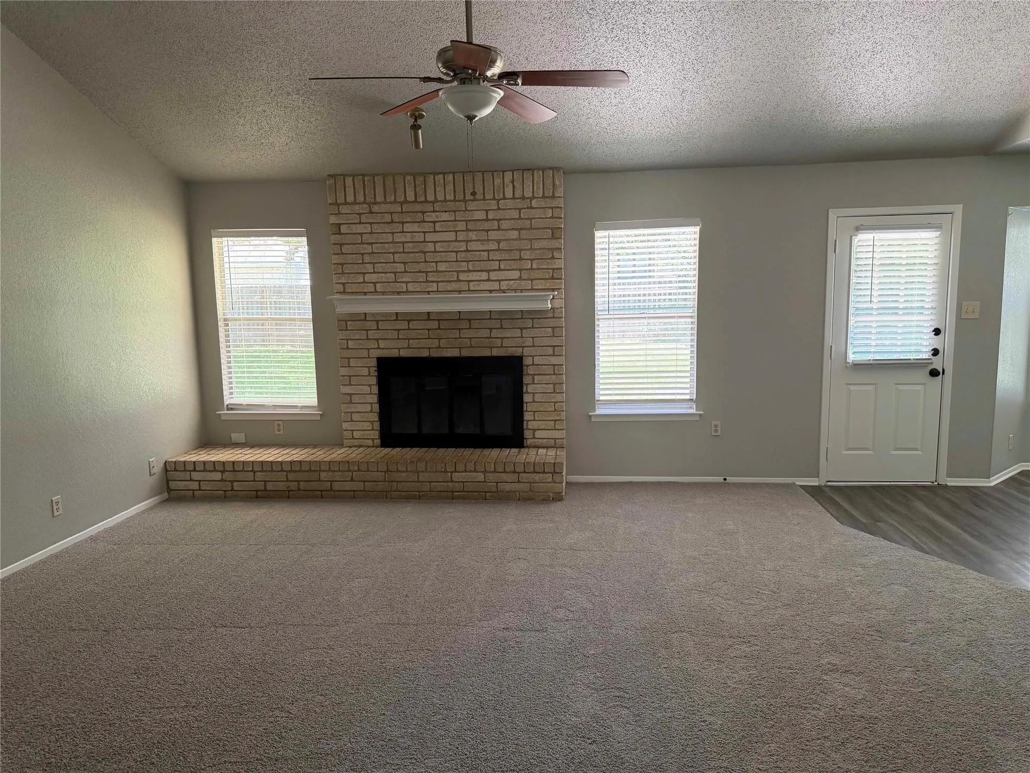 Photo 4 of 606 BROOKHOLLOW DR