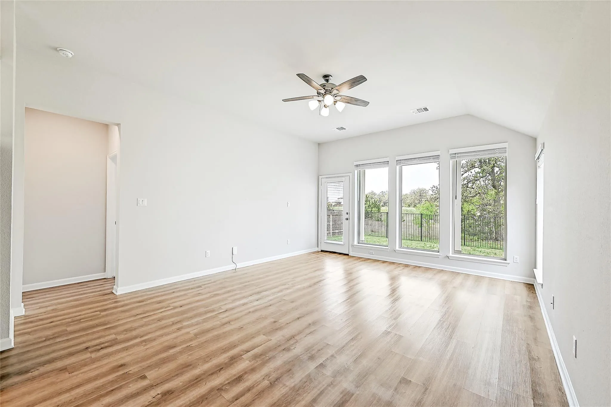 Photo 3 of 305 BANYON DR