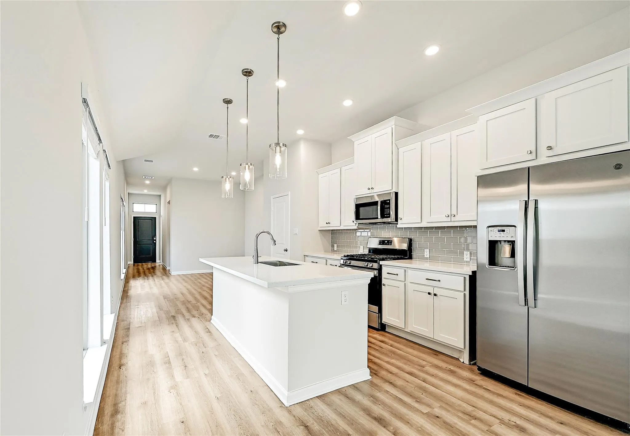 Photo 4 of 305 BANYON DR
