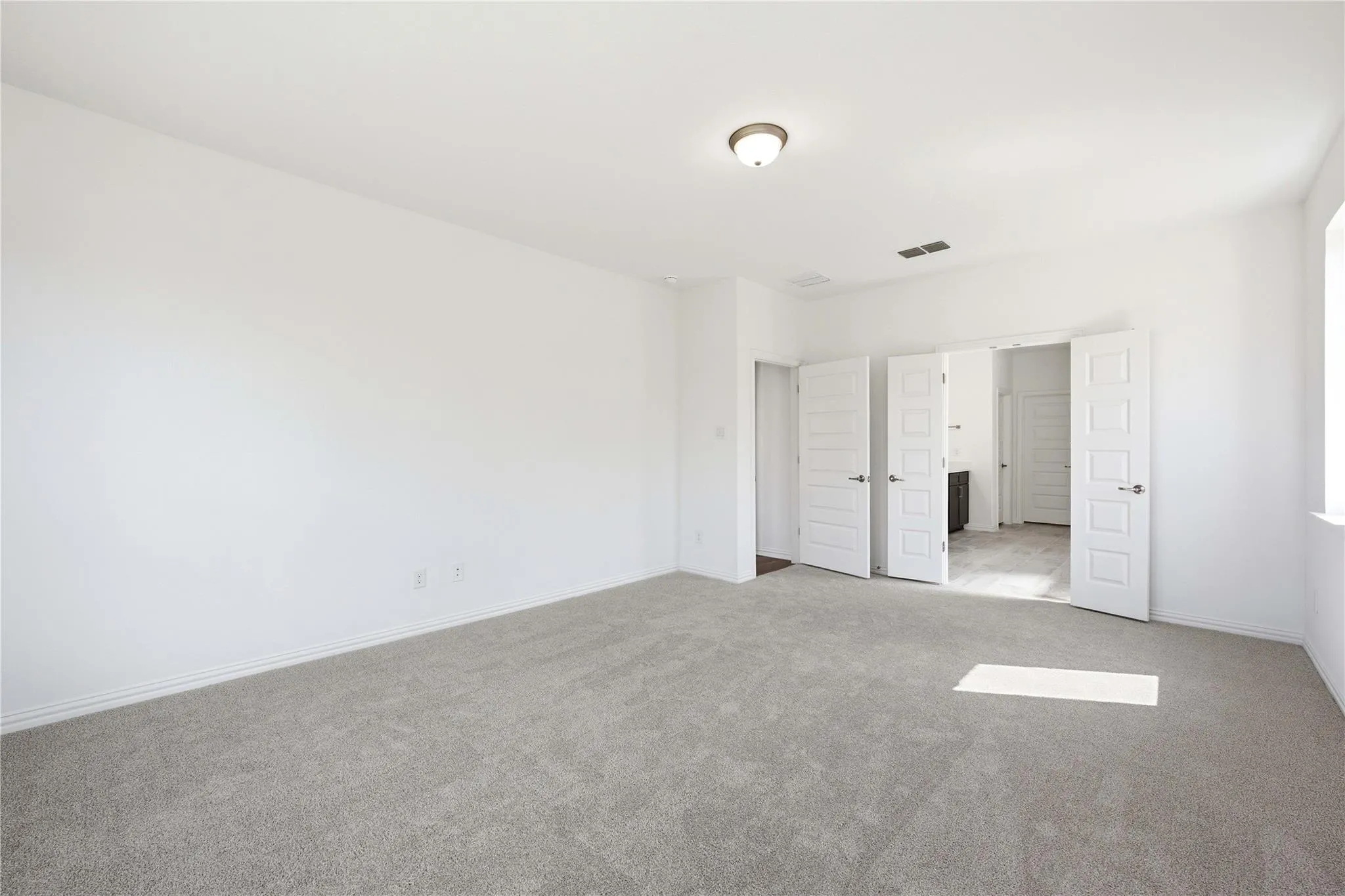 Photo 5 of 624 BREEZE HOLLOW LN
