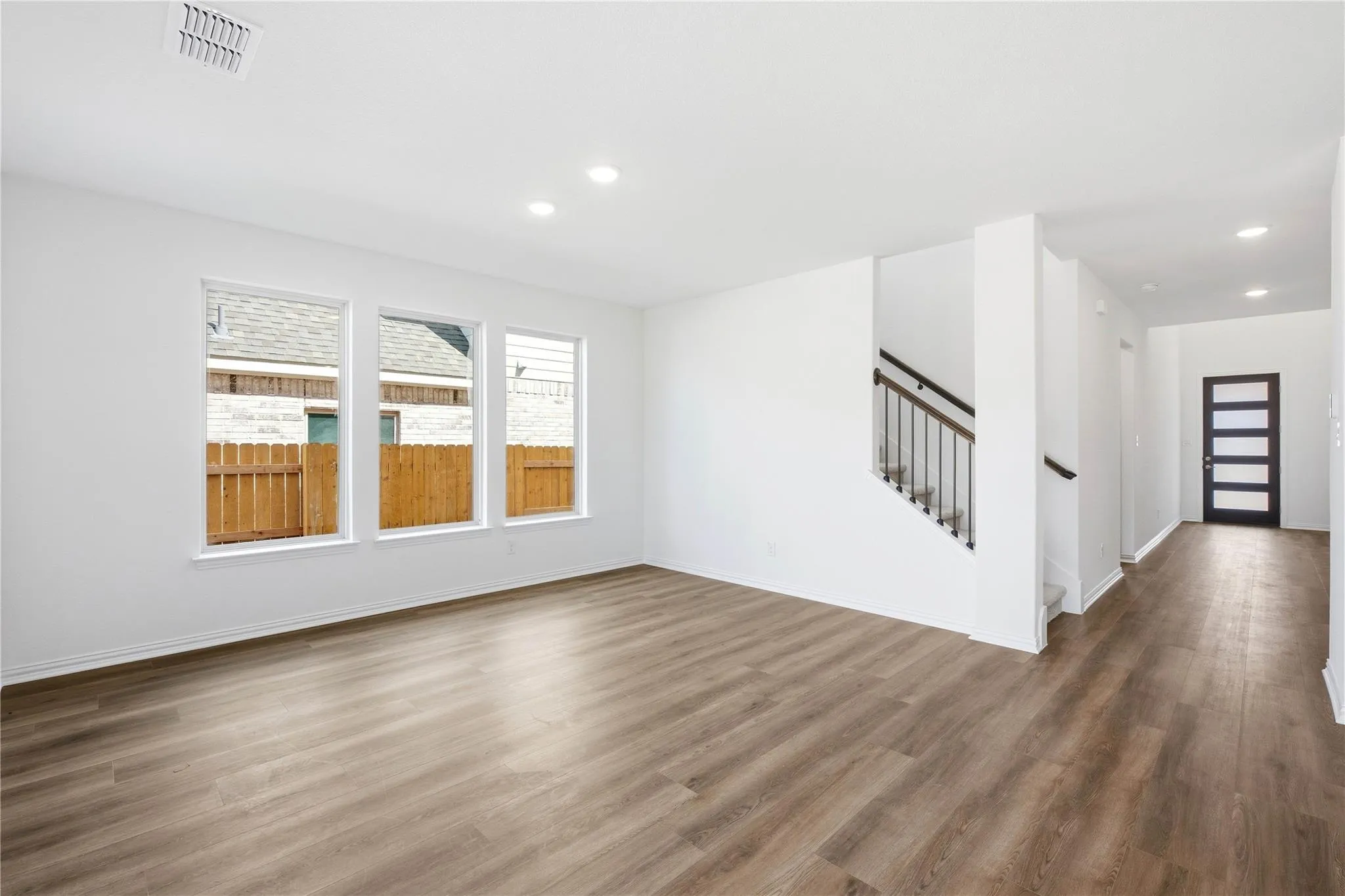 Photo 4 of 624 BREEZE HOLLOW LN