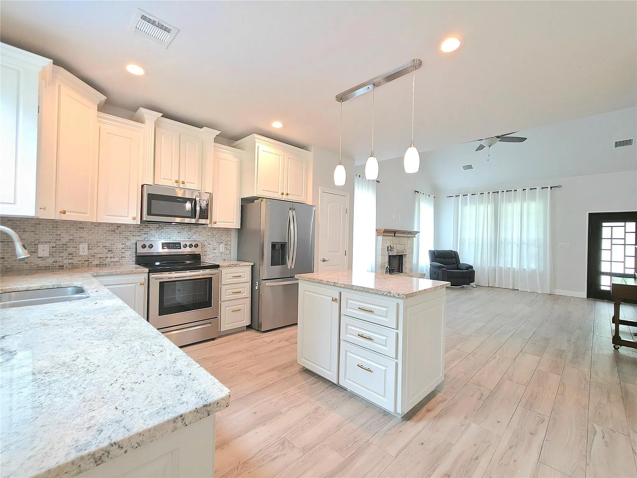 Photo 4 of 406 NENE LN