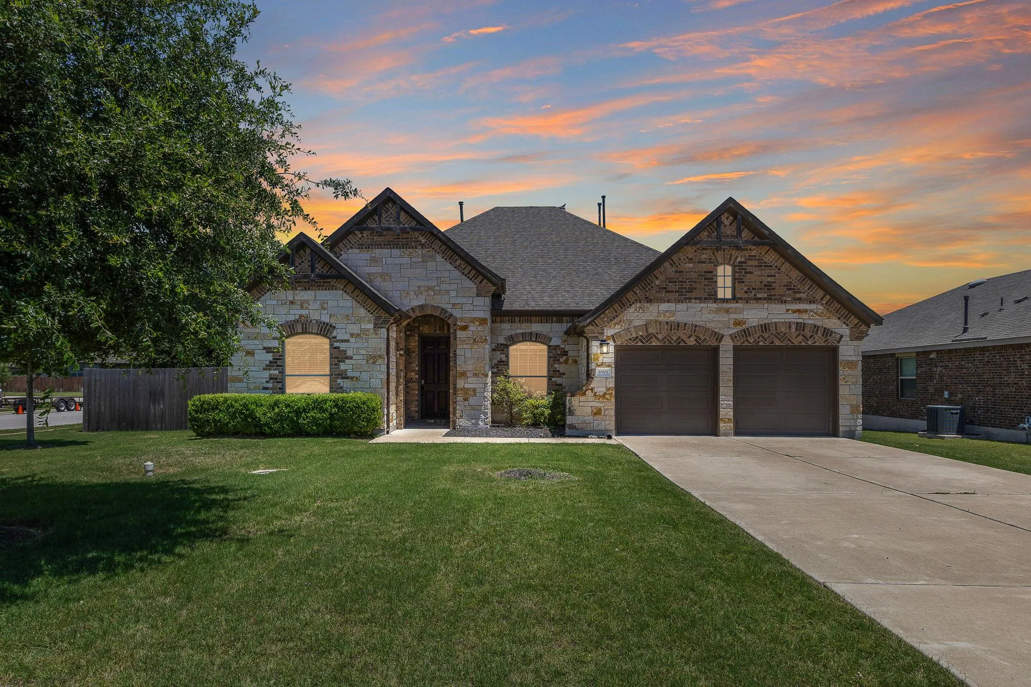 Photo 3 of 6901 LEONARDO DR