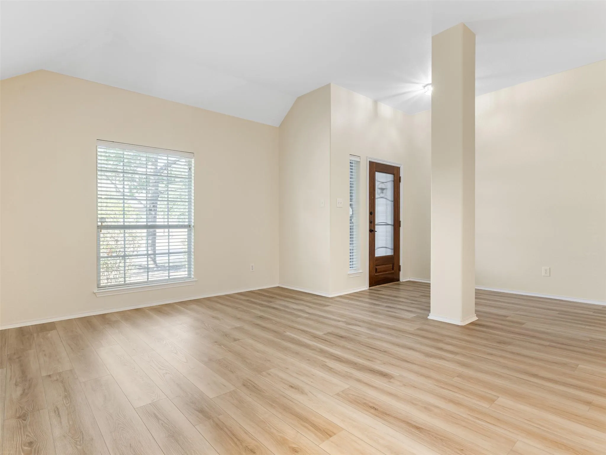 Photo 5 of 537 BLUEHAW DR
