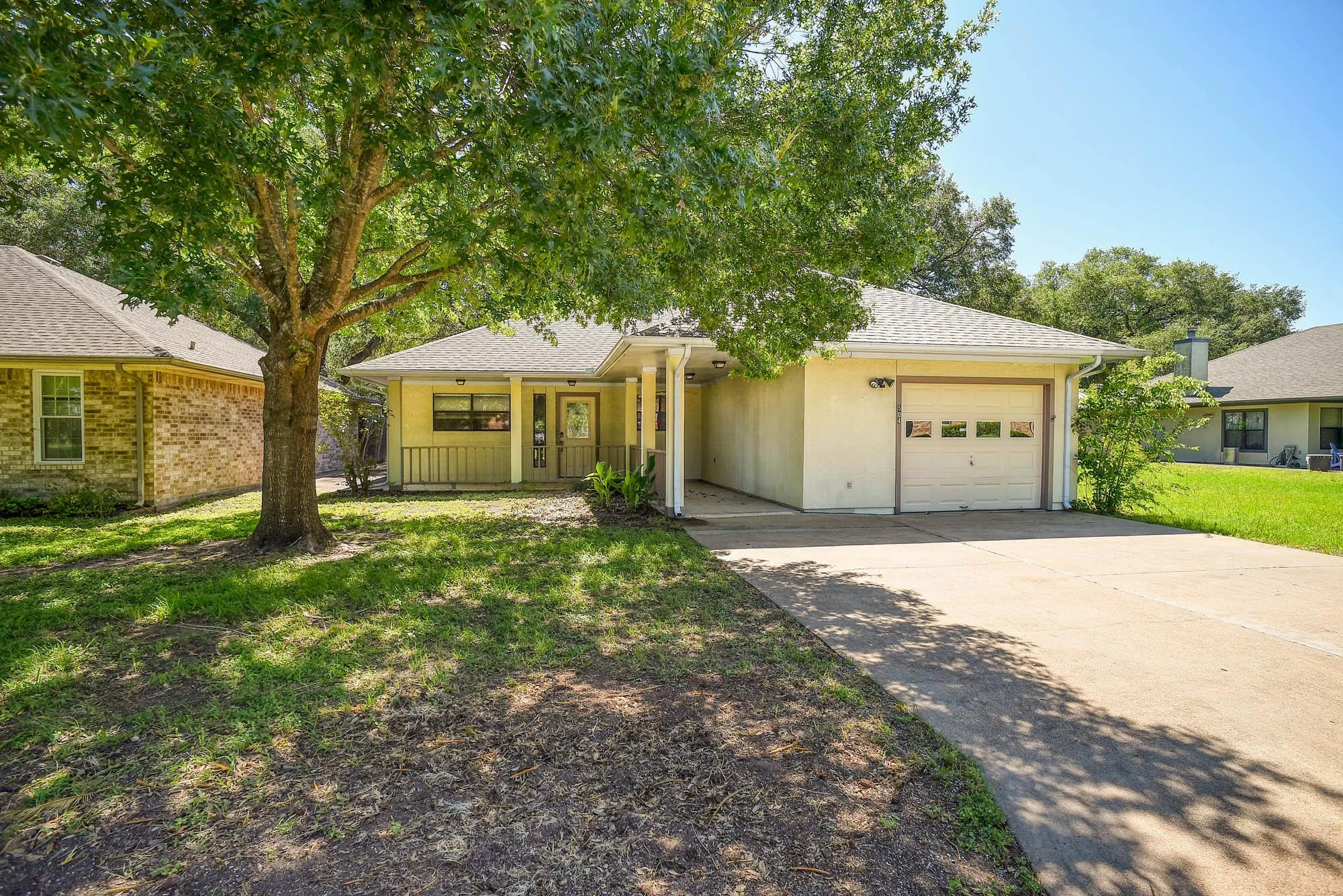 Photo of 504 LEAH LN, Smithville, TX, 78957
