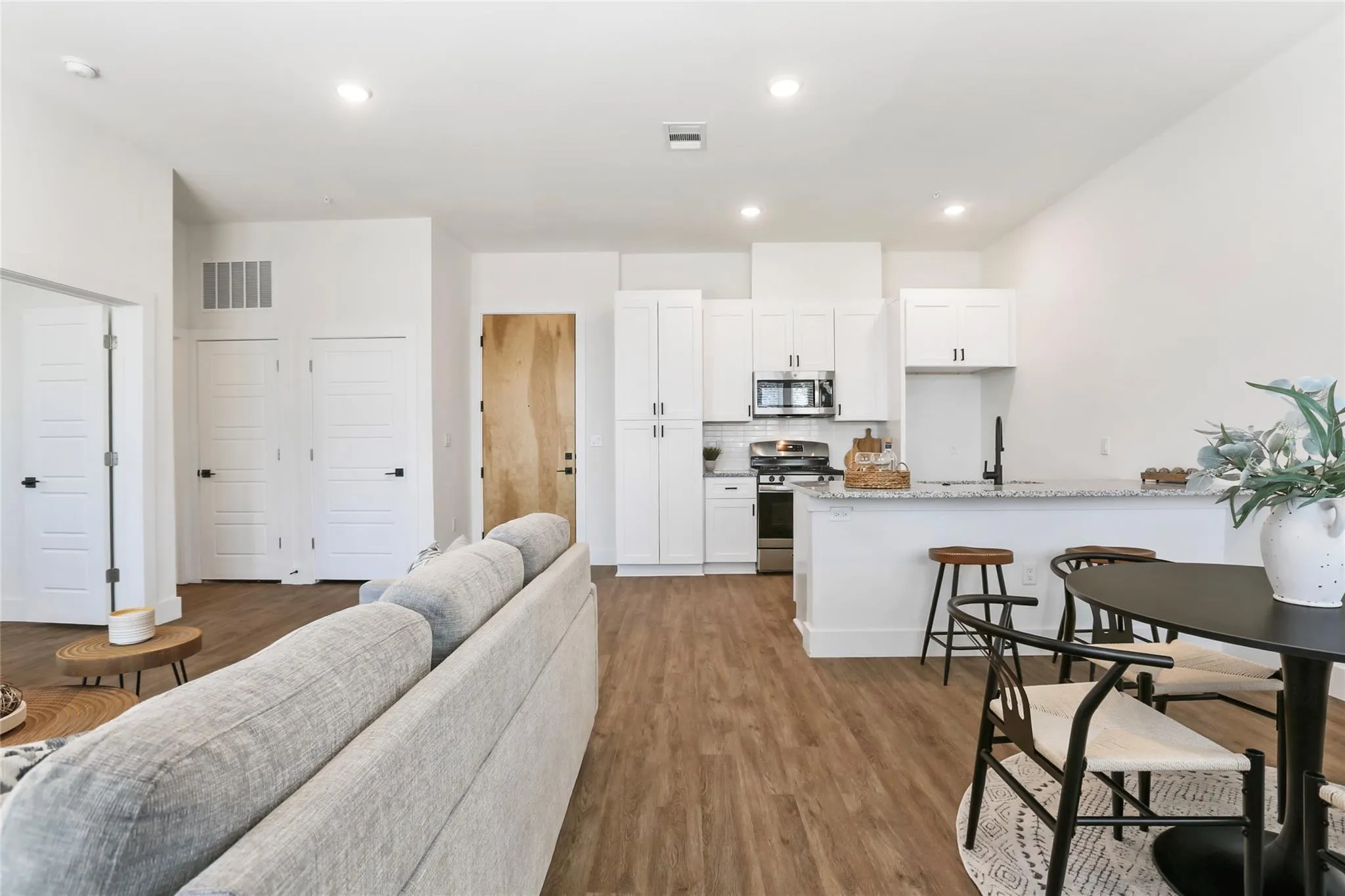 Photo 4 of 1811 WEBBERVILLE RD #1209