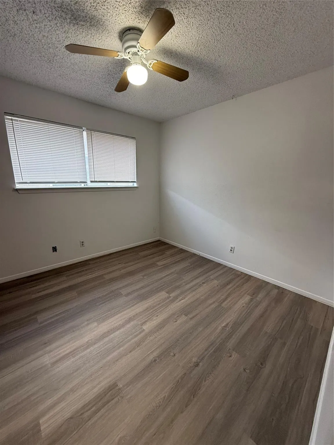 Photo 5 of 2115 COURTNEY ST
